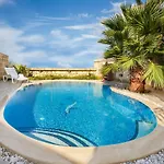 5 Bedroom Farmhouse With Private Pool & Views Дом отдыха