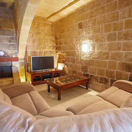 5 Bedroom Farmhouse With Private Pool & Views Għarb