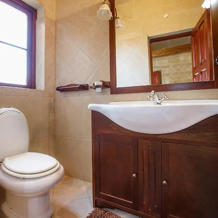 5 Bedroom Farmhouse With Private Pool & Views * Għarb