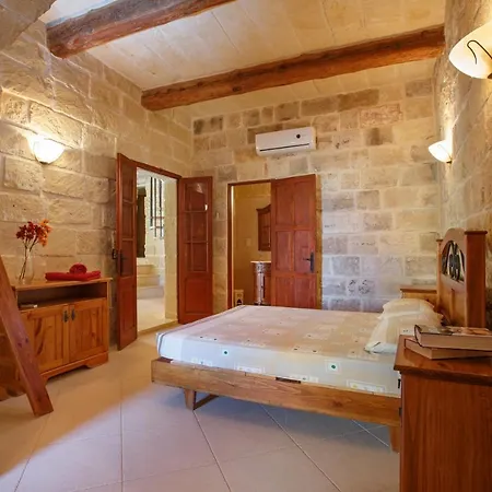 5 Bedroom Farmhouse With Private Pool & Views * Għarb