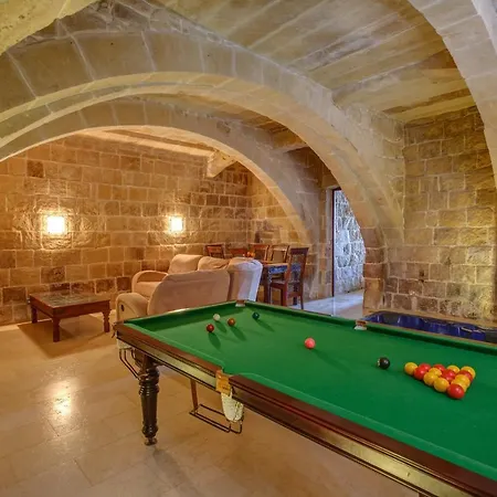 5 Bedroom Farmhouse With Private Pool & Views Case de vacanță Għarb