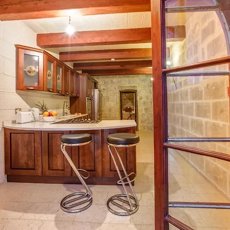 5 Bedroom Farmhouse With Private Pool & Views Case de vacanță Għarb