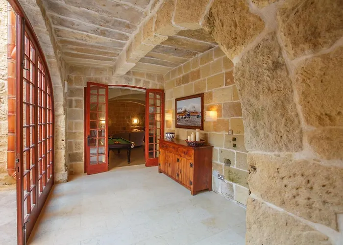 5 Bedroom Farmhouse With Private Pool & Views *