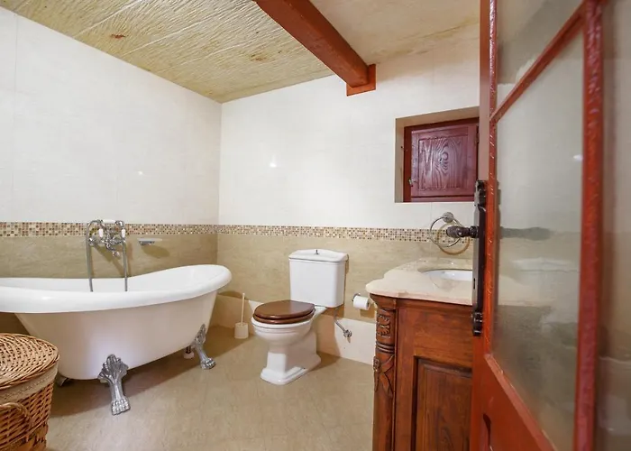 5 Bedroom Farmhouse With Private Pool & Views Għarb