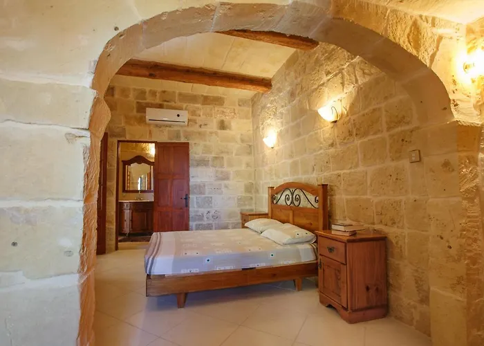 Casa vacanze 5 Bedroom Farmhouse With Private Pool & Views Għarb