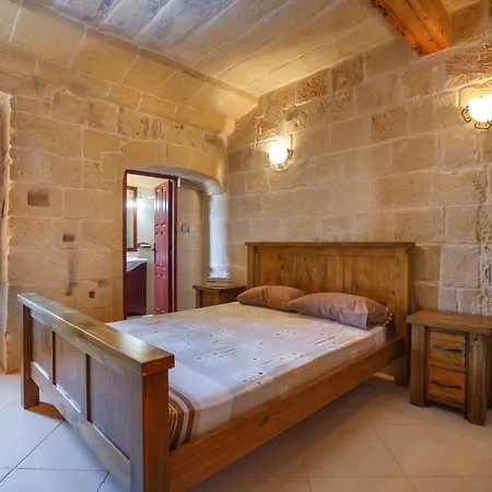 5 Bedroom Farmhouse With Private Pool & Views