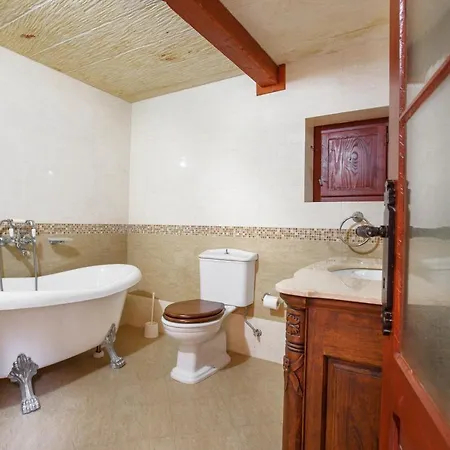 5 Bedroom Farmhouse With Private Pool & Views Għarb