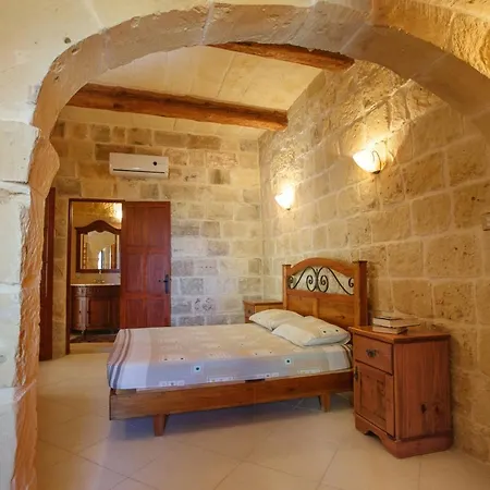 度假居 5 Bedroom Farmhouse With Private Pool & Views Għarb
