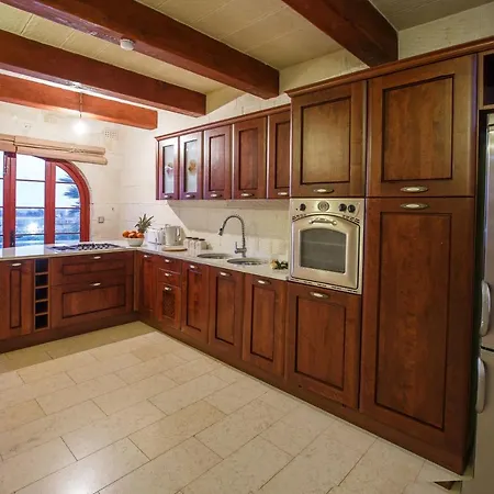 5 Bedroom Farmhouse With Private Pool & Views * Għarb