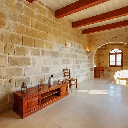 5 Bedroom Farmhouse With Private Pool & Views *