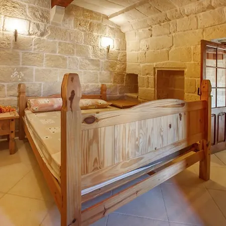 5 Bedroom Farmhouse With Private Pool & Views * Għarb